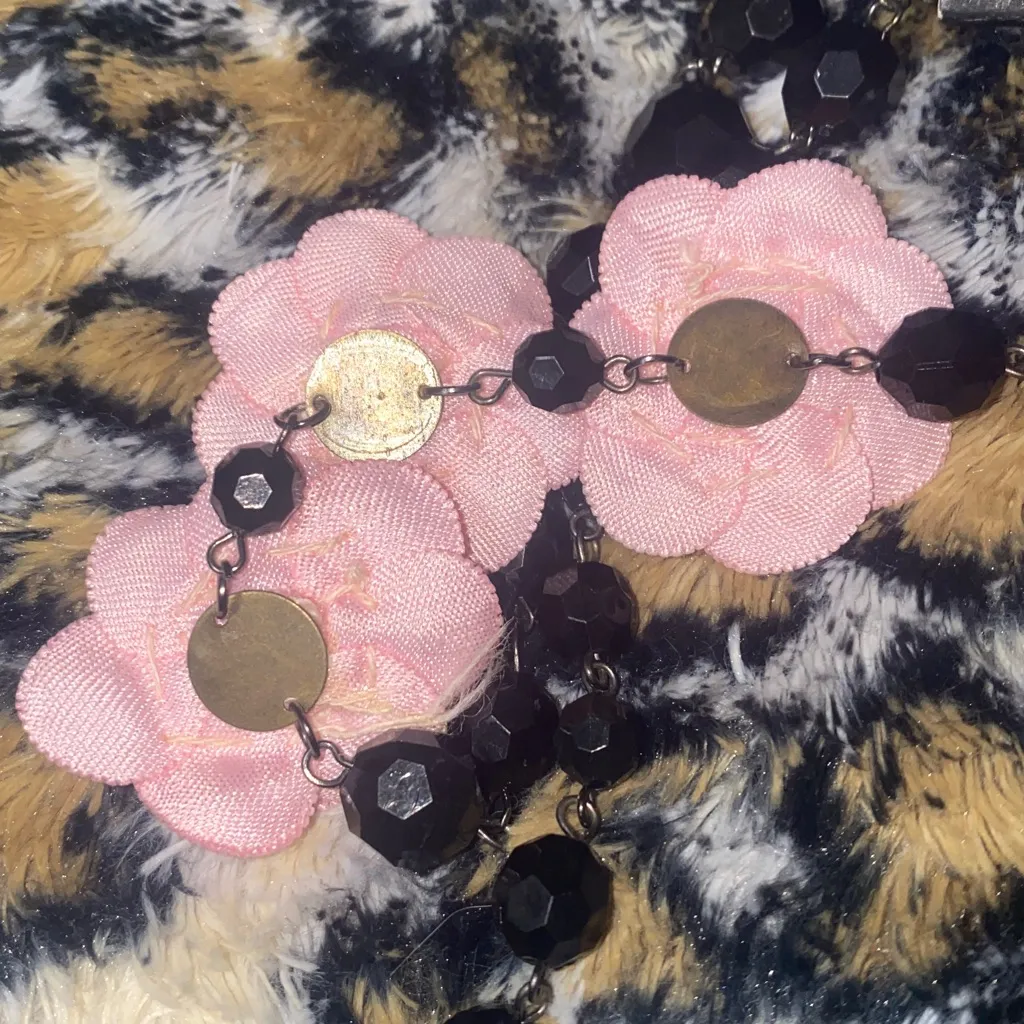 Lola Pink Floral Chunky Necklace With Black Beads - Image 4