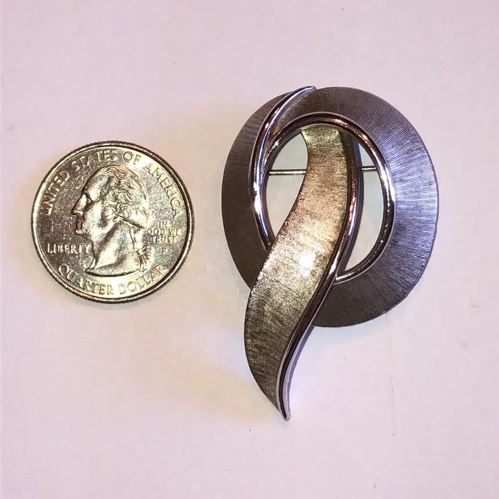 Trifari Crown Textured Silver Tone Vintage Retro Brooch Shoulder Pin - Image 4