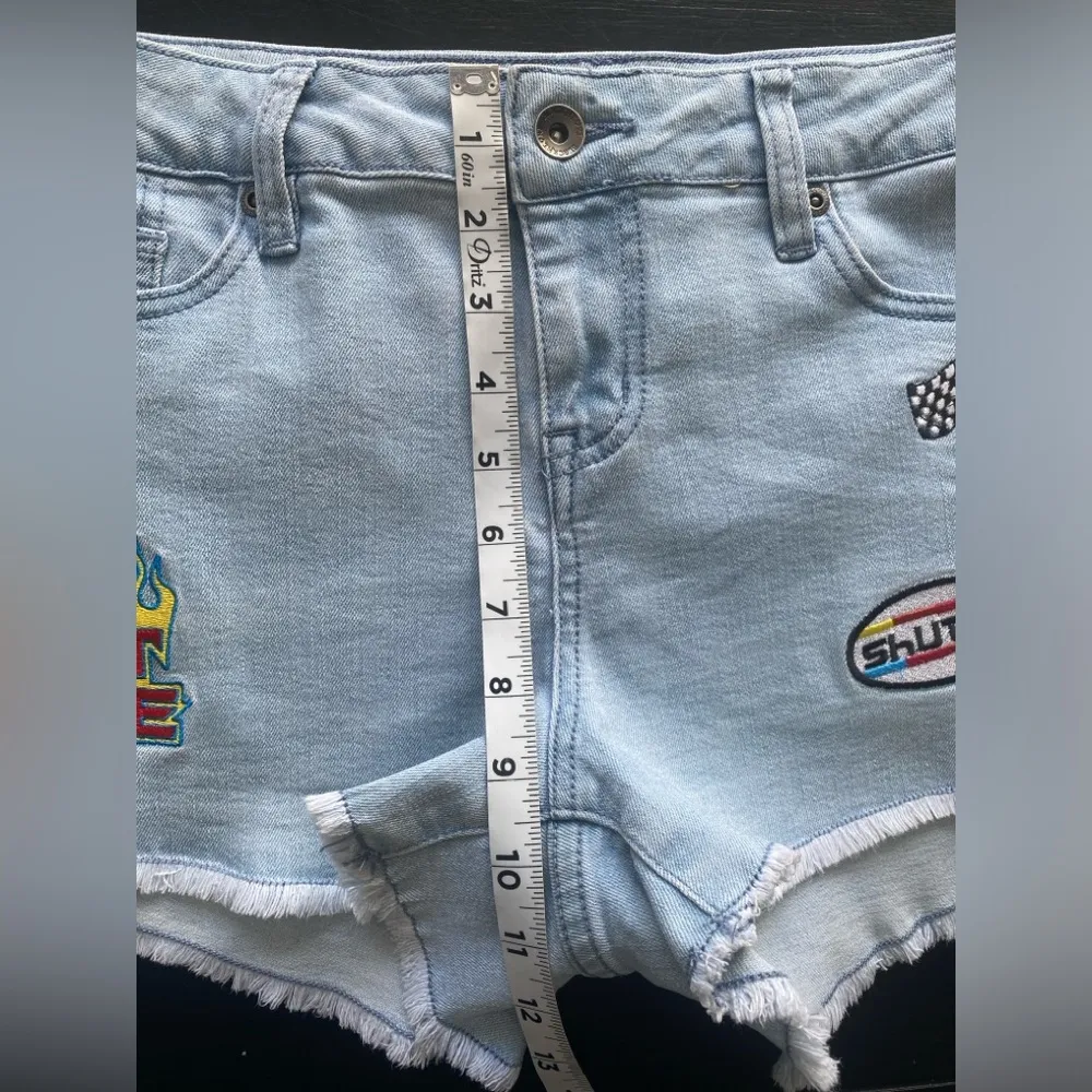 Black Heart Stretchy Low Rise Denim Shorts Embroidered Patches Size 9 Light Wash - Image 4