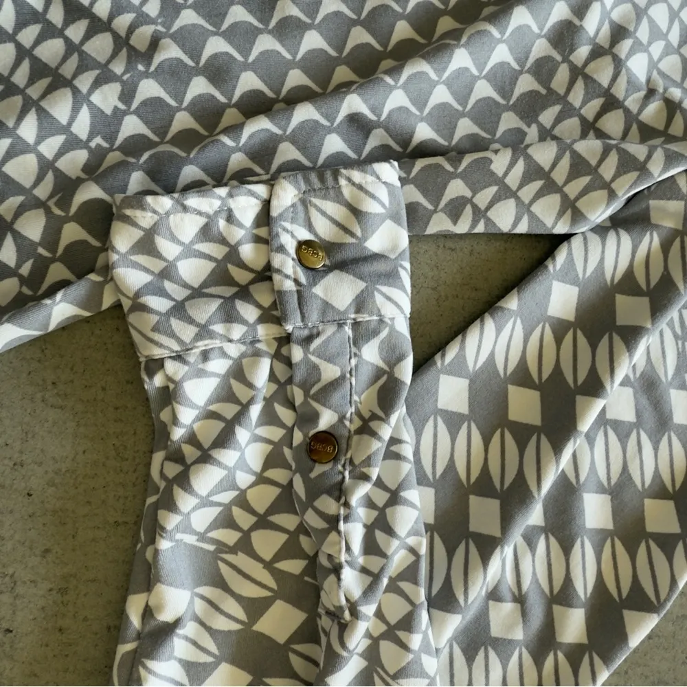 BCBGMAXAZRIA / women’s Geometric Print Shirt / M / gray - Image 5