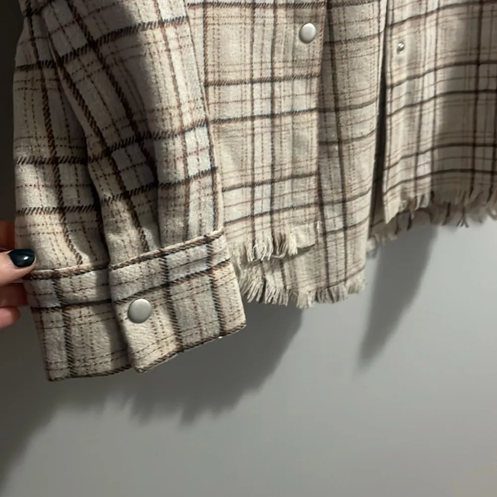 NEW IN Oversized Flannel Button Down Plaid Jacket Raw Hem NWT Tan Size M - Image 5