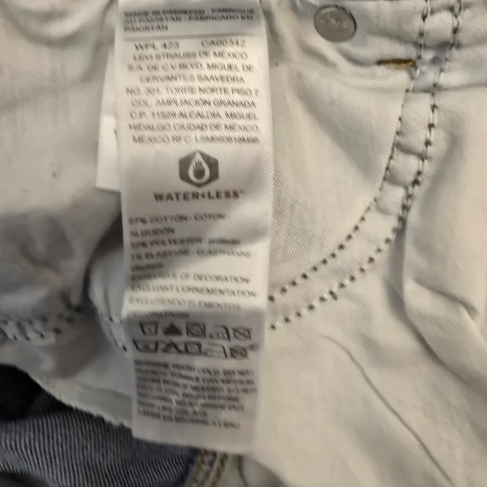 {20} Levi's Signature Heritage Boyfriend Cropped Denim Jeans - Image 11