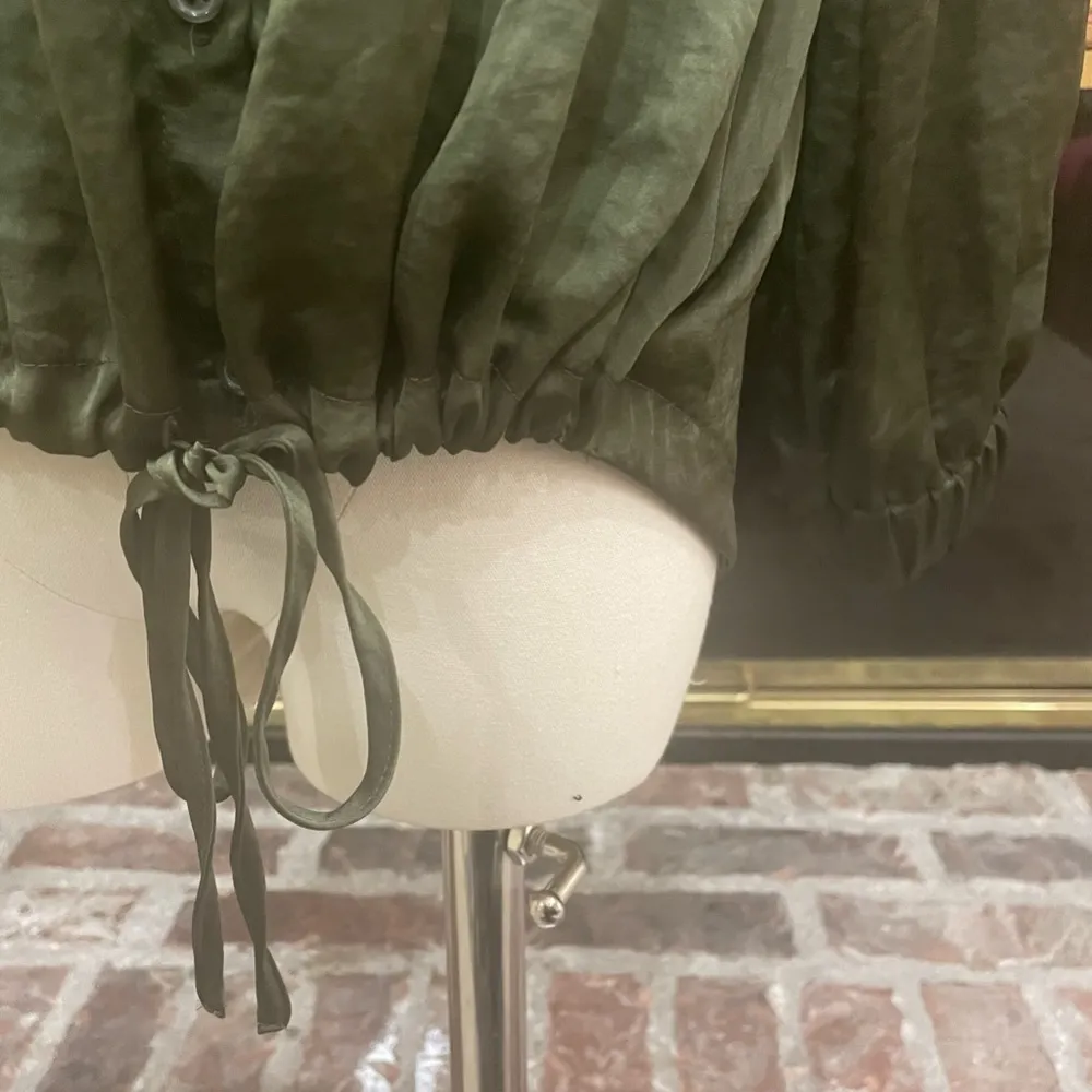 Long bishop-sleeve olive green button down top / XS / Excellent condition - Image 8