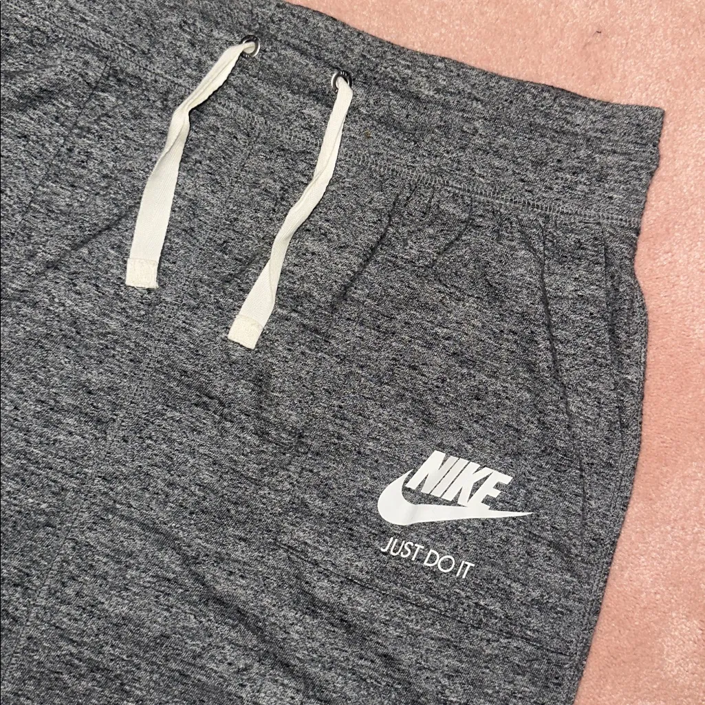 Nike Heather Grey Tennis Style Active Skirt with Pockets - Image 2