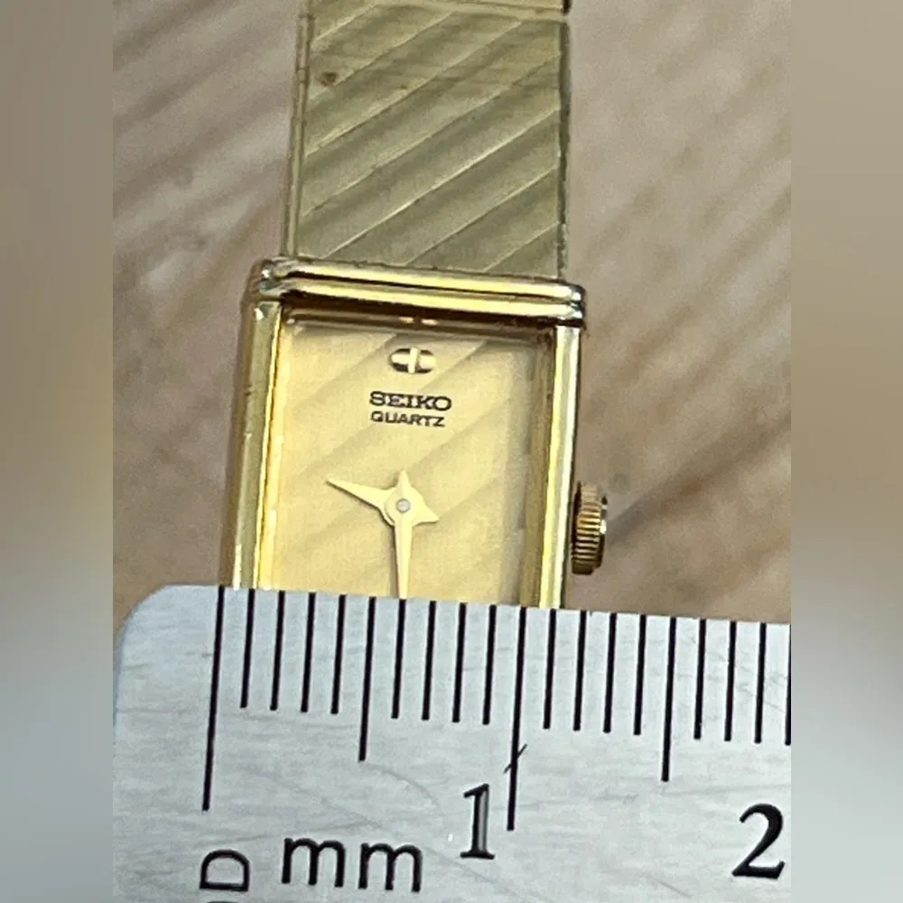 Seiko Ladies Watch Vintage Striped Gold Tone Bracelet and Dial - Image 9