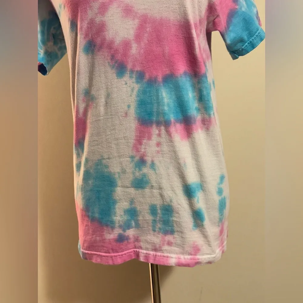 Handmade Pink and Blue M&O Gold Tie Dye Wave Graphic Tee size small - Image 4