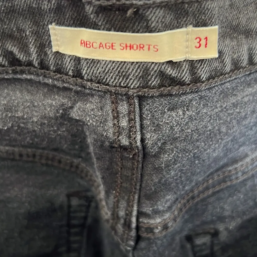 Levi’s Ribcage Black Denim Shorts - Image 7