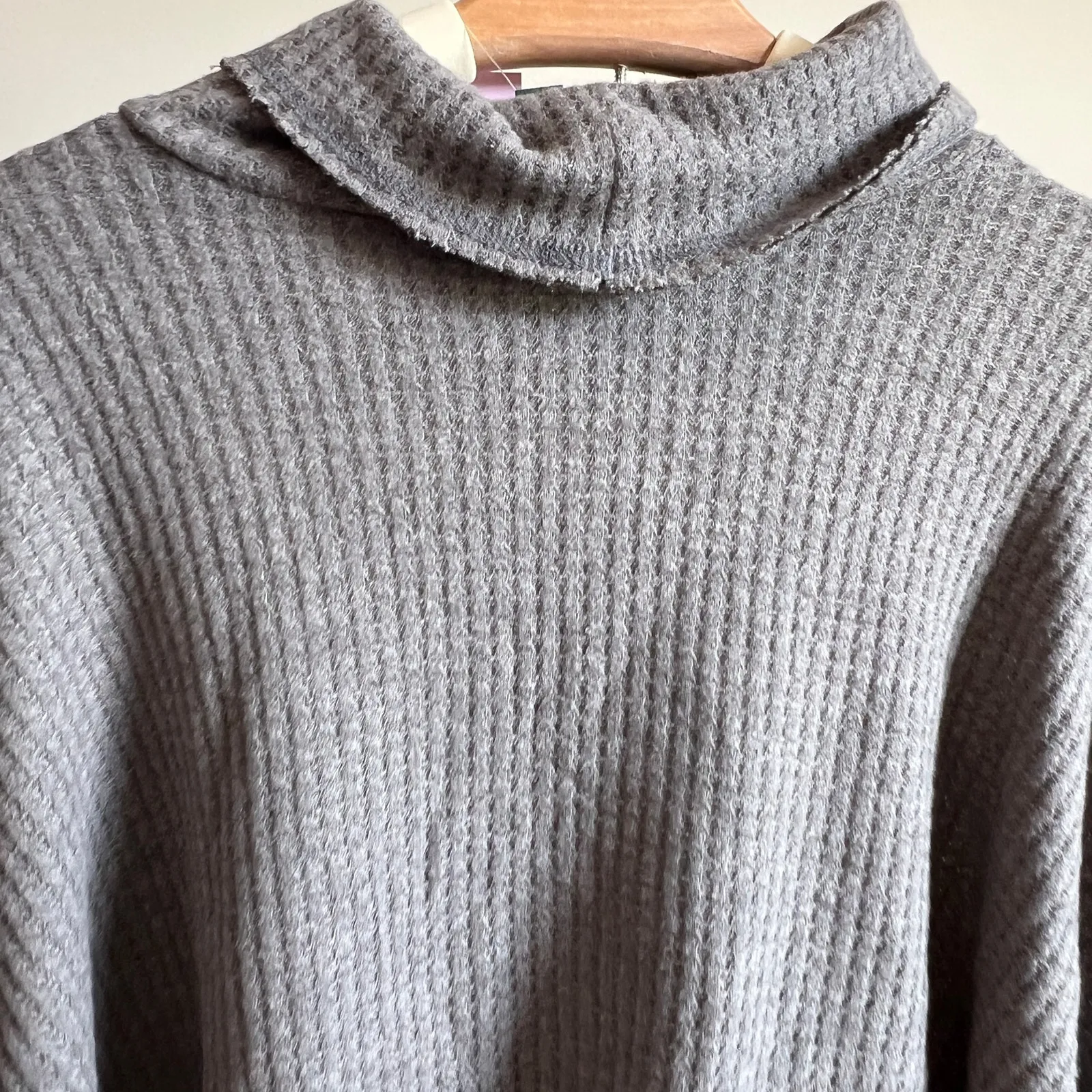 Wild Fable Women's Gray Turtleneck Cropped Knit Shirt - Size Large - NWT - Image 5