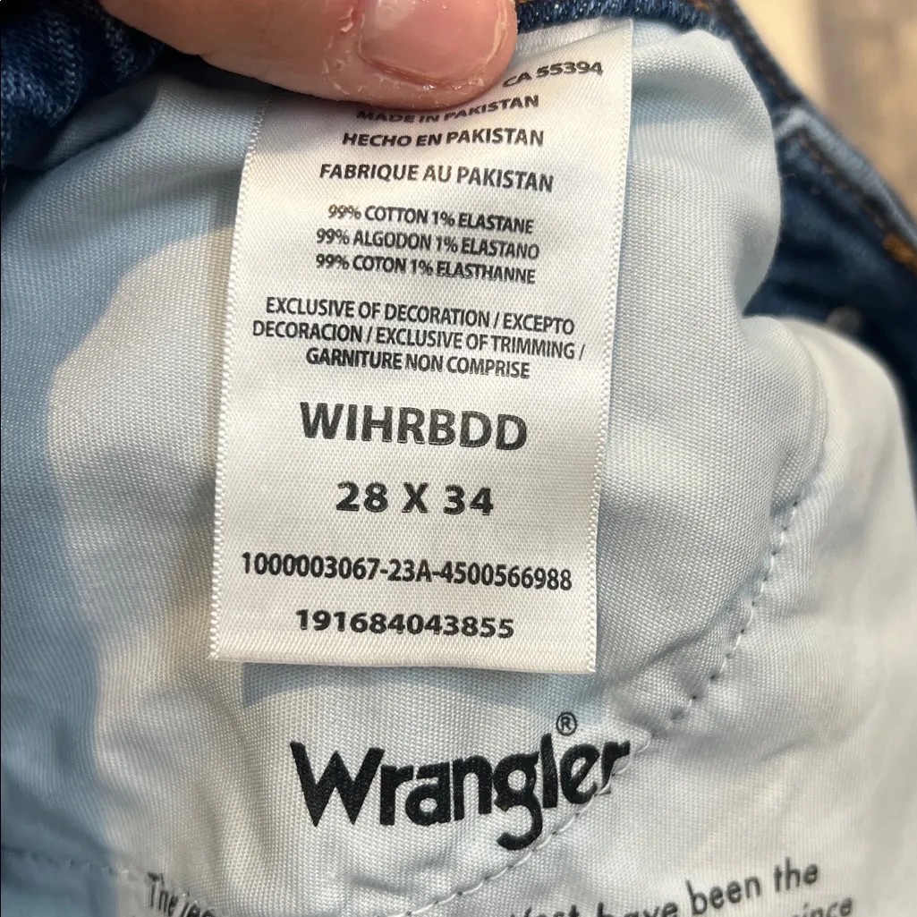 Wrangler Women's Classic Blue Flare Jeans size 28x34. In perfect condition! - Image 13