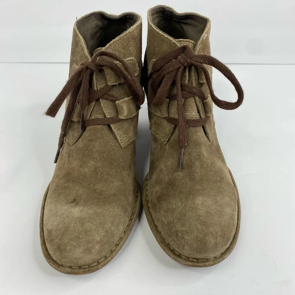 Clarks Artisan size 9.5 Carleta Lyon Tan Leather Suede Ankle Lace Up Booties - Image 3
