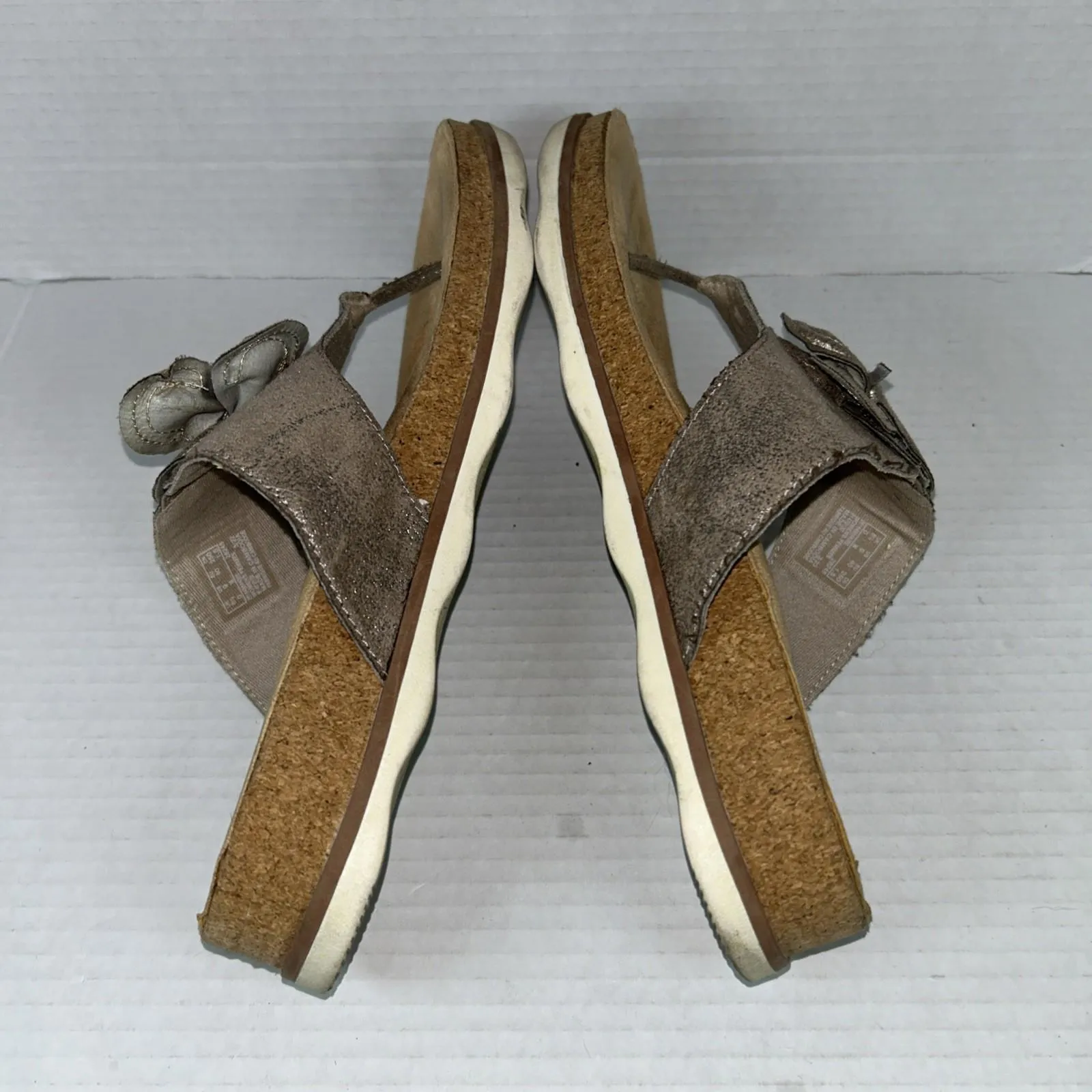 Clarks Collection Brynn Madi Flat Sandal Taupe Metallic Slip-On Women’s Sz 9 - Image 3