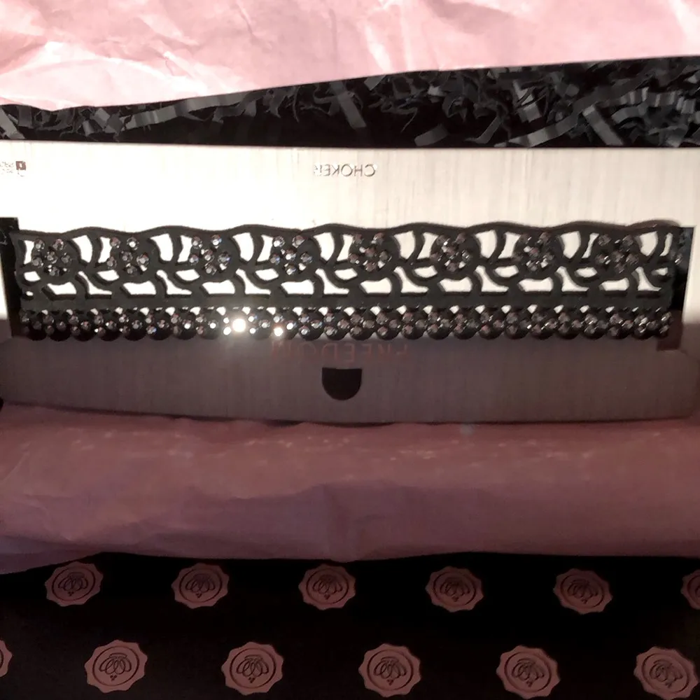 TOPSHOP Laser Cut Rhinestone Choker - Image 3