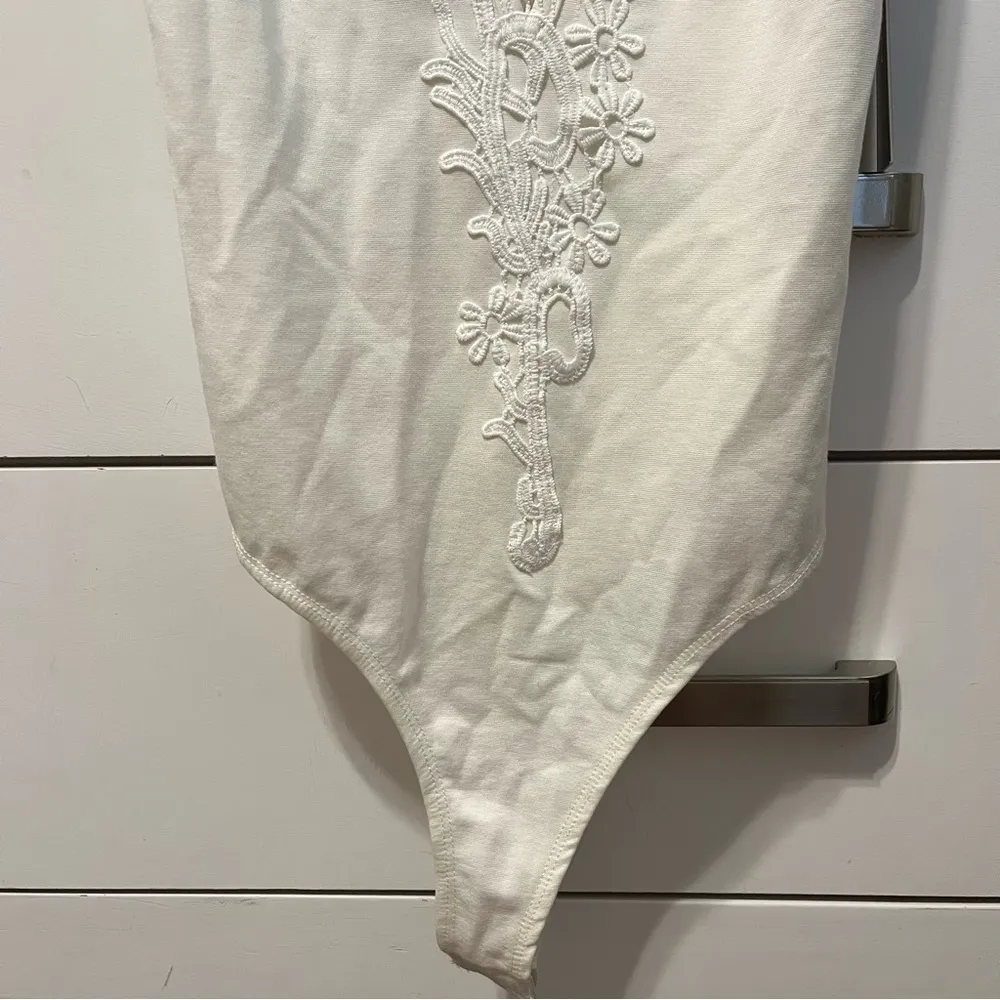 Lulus White Lace V Neck Bodysuit NWT - Image 5