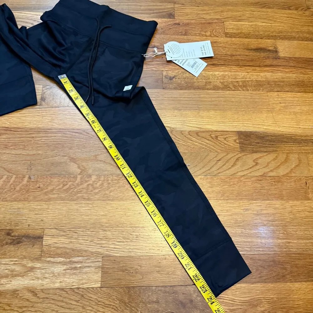 Vuori Women’s XS the Rise and Shine Black Camo Daily Legging Athleisure Workout - Image 4