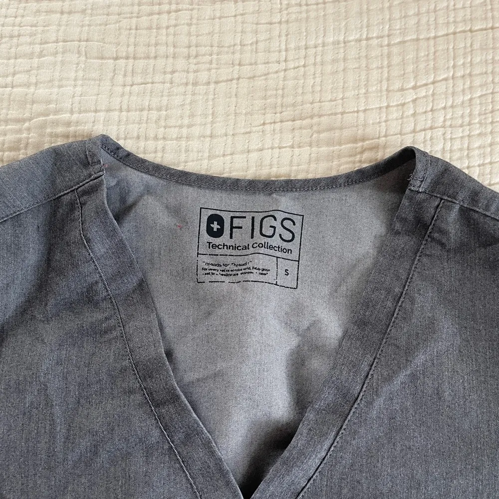 FIGS technical collection Gray scrub top Shirt woman’s size small - Image 2