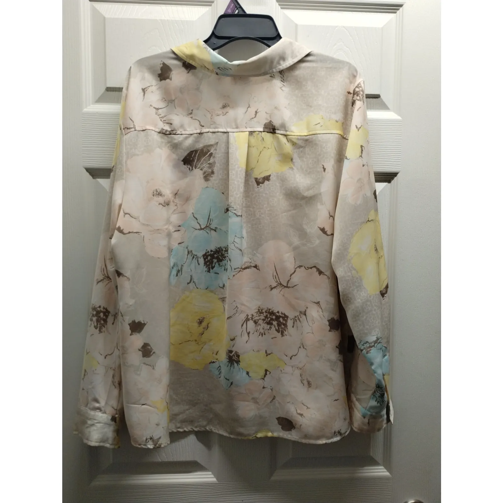 Chico's Size XL (3) Beige & Pastels Floral Long Sleeve Button Up Shirt - Image 2