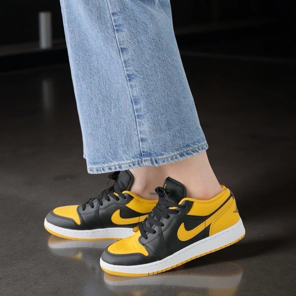 Air Jordan 1 Low SE Big Girl Shoes - Image 2