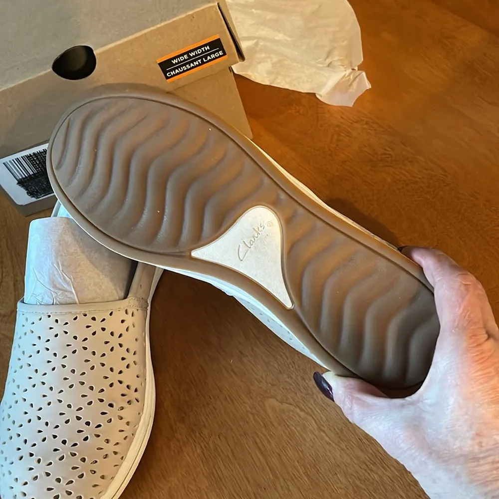 Clarks cloud steppers EUC beige slip on shoes Size 8 - Image 3