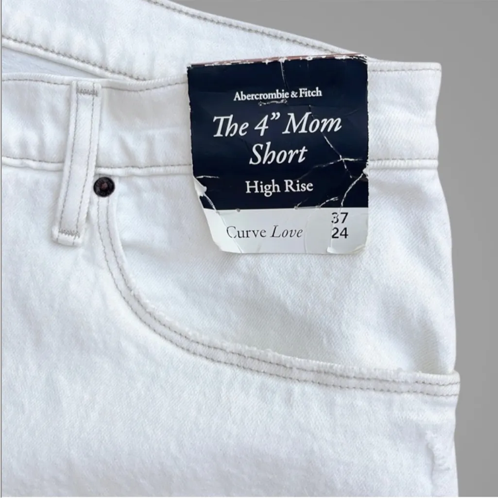 NWT Abercrombie & Fitch The 4" Mom Short High Rise Curve Love soft White Sz. 24 - Image 2