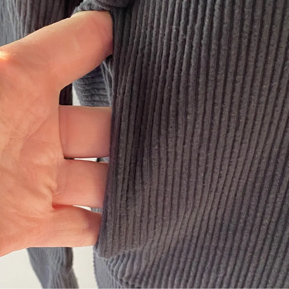 Tommy John Zen Ribbed long sleeve crew w/ pockets in phantom/faded black small - Image 3