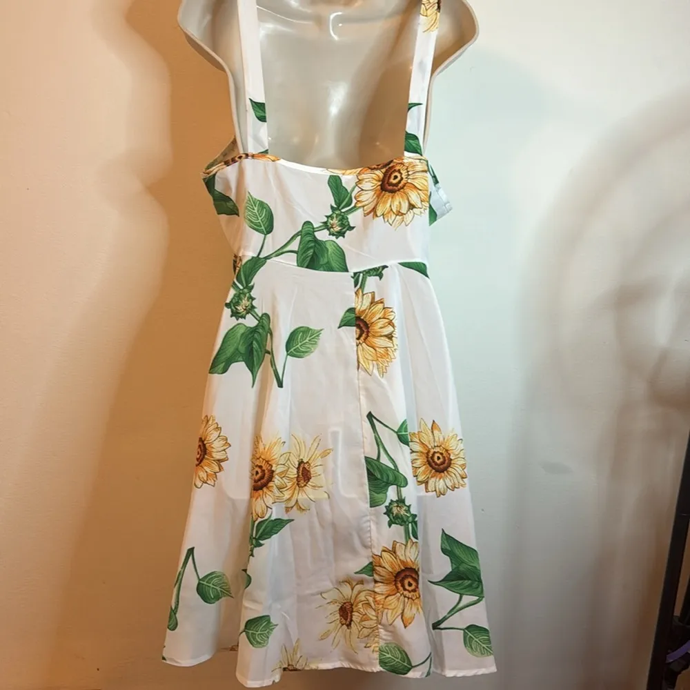 Dress Fo White Floral Lightweight Dress Spaghetti Straps Front Buttons Side Zip Size undefined - Image 5