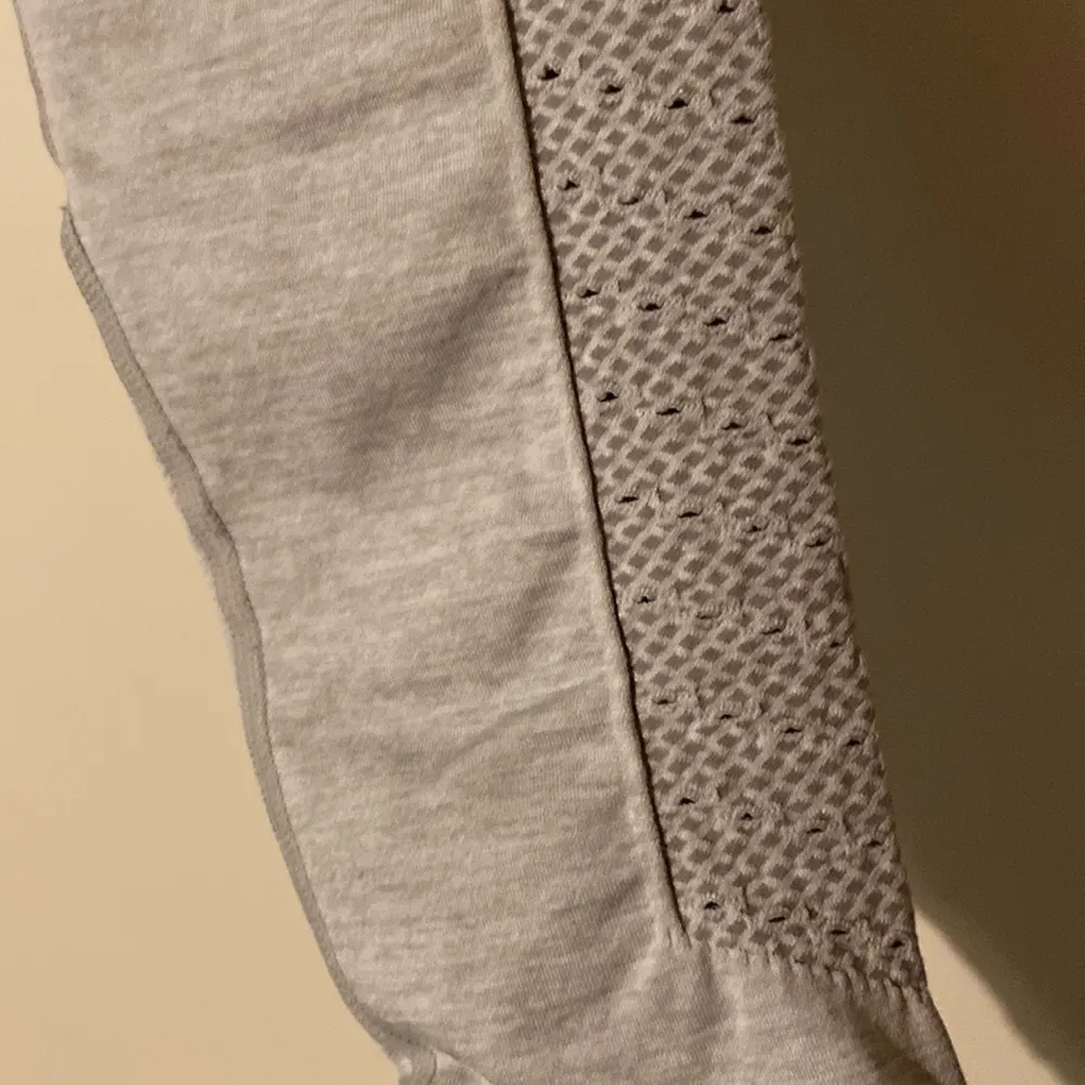 Fabletics Sync high waisted leggings pants Perforated 7/8 Size Small light gray - Image 5