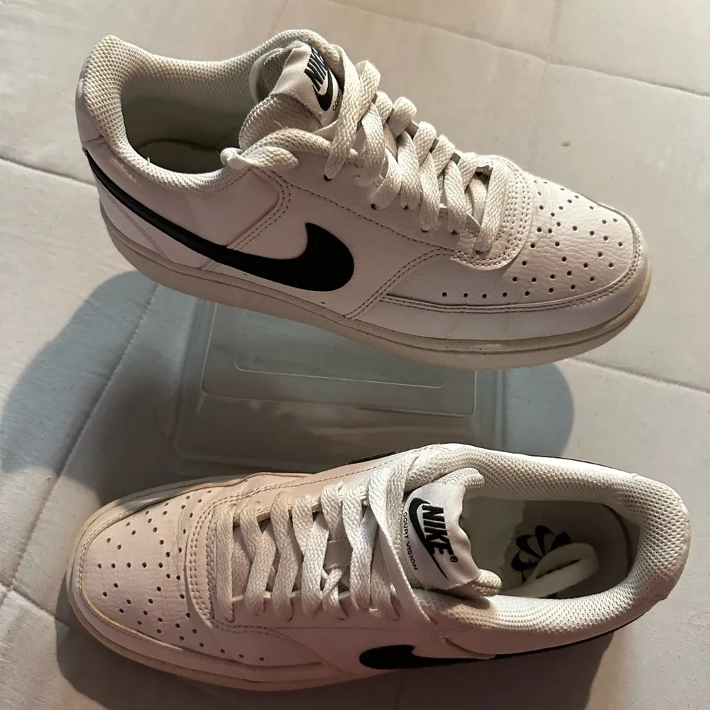 Nike Cream and Black Low-Top Sneakers - Image 2