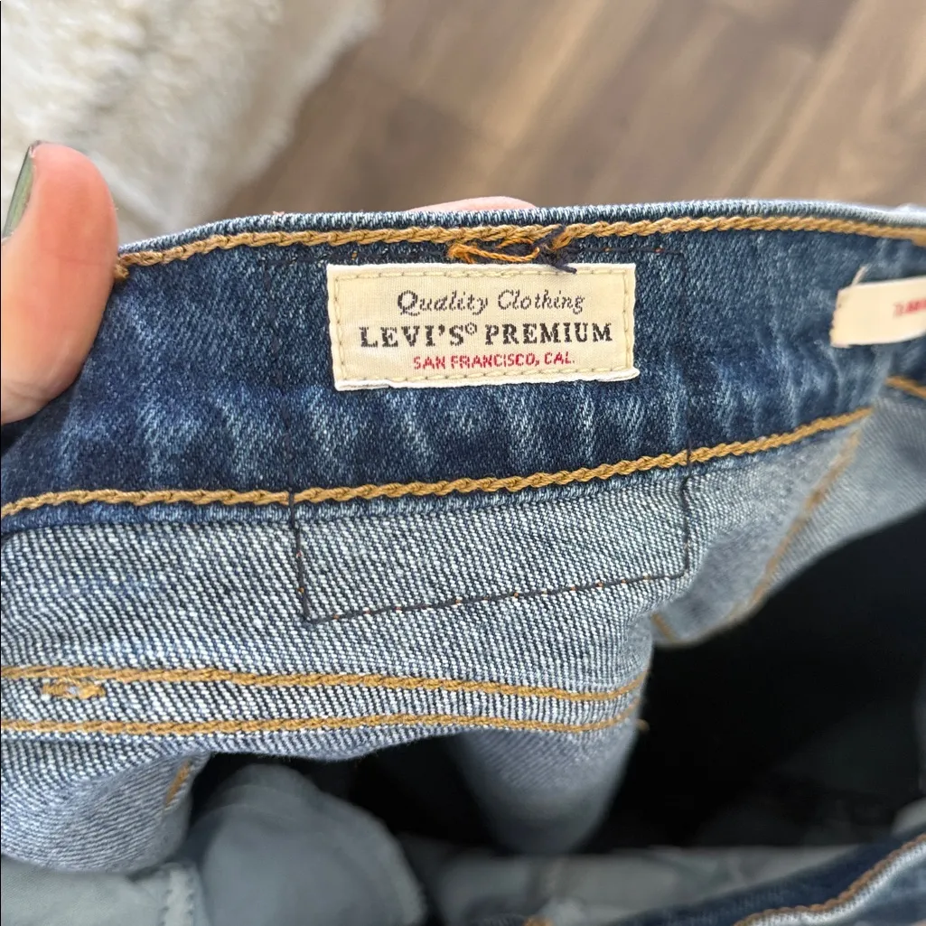 Levi’s 70’s High Flare Premium Jean In medium Wash Size 25 x 28 - Image 9