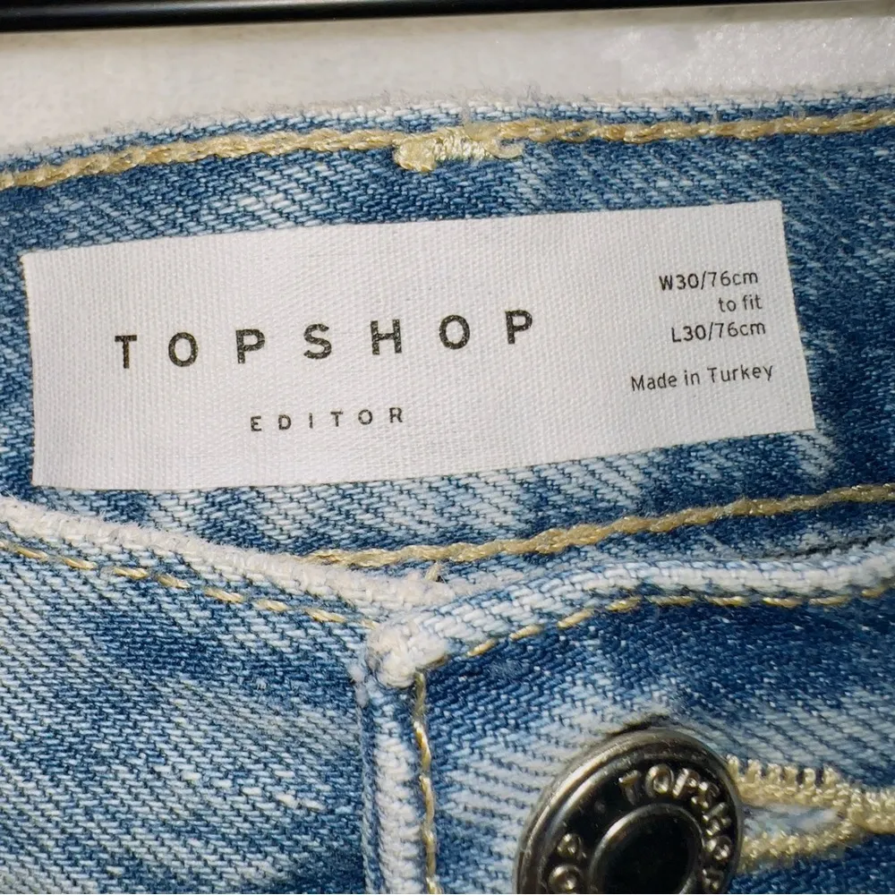 Topshop Light Wash Denim High Rise Button Fly Straight Leg Mom Jean size 30 - Image 5