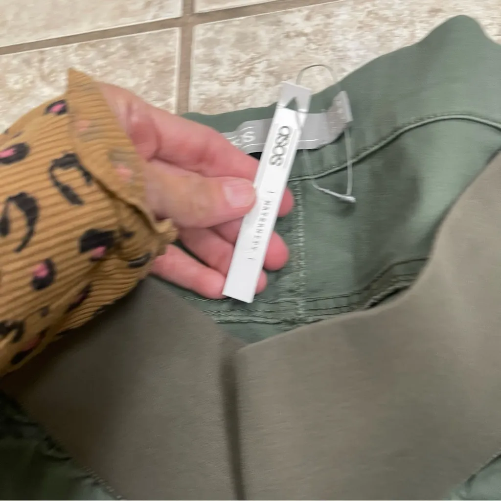 Women's ASOS Green Cargo Pleated Pants,‎ Size 4, NWt STRETCH WAIST military - Image 4