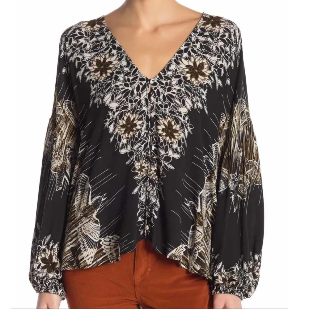 Free People Women's Black Combo Floral Birds of a Feather V-Neck Blouse sz S - Image 2