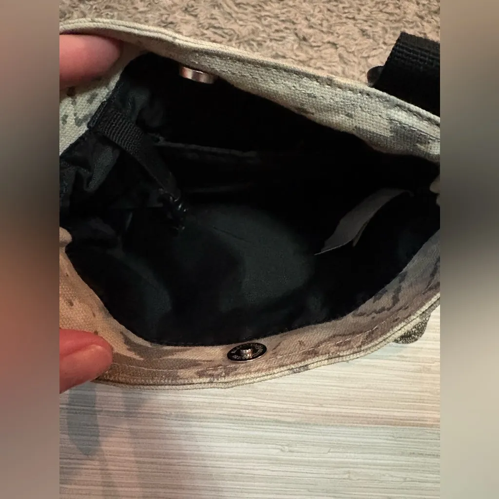 KAVU ✨ crossbody Gray Patterned Bag with snap excellent condition - Image 3