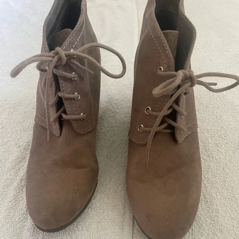 Faux Suede Closed Toe, Wedged Heel, Ankle Booties Gray Size 8 - Image 4