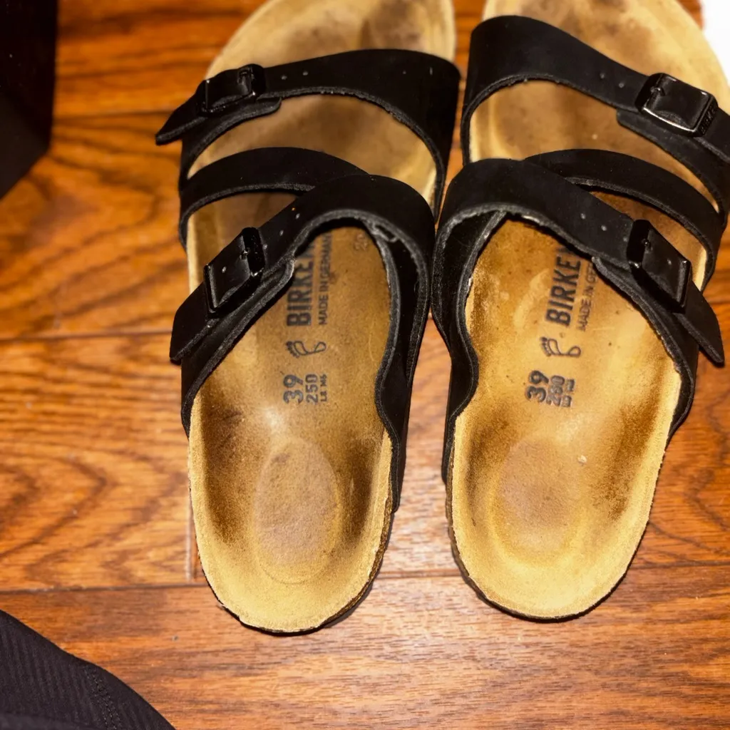 This is a pair of Birkenstock Salina sandals size 8 - Image 4