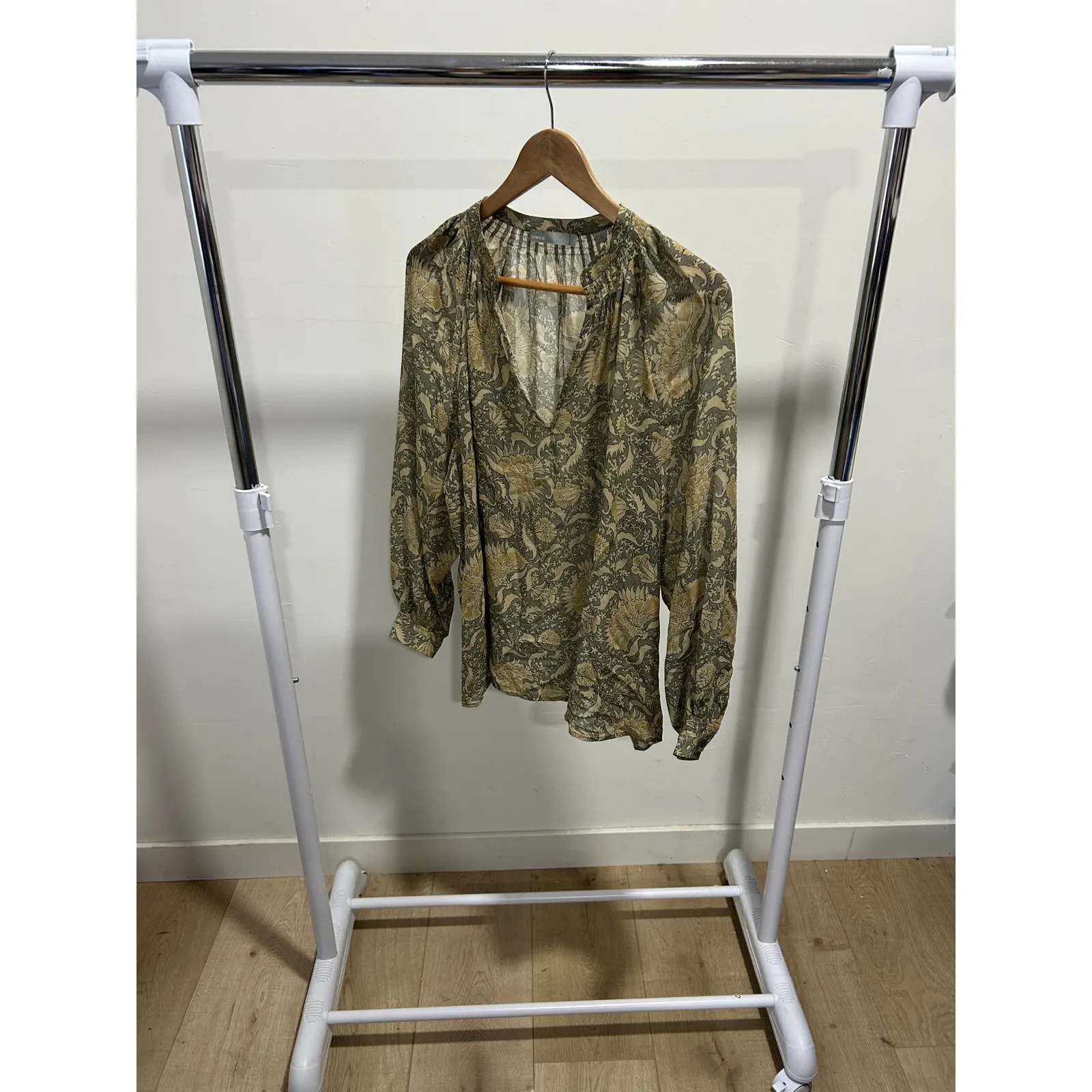 Vince. 100% Silk Elegant‎ Printed Blouse Size Small - Image 2