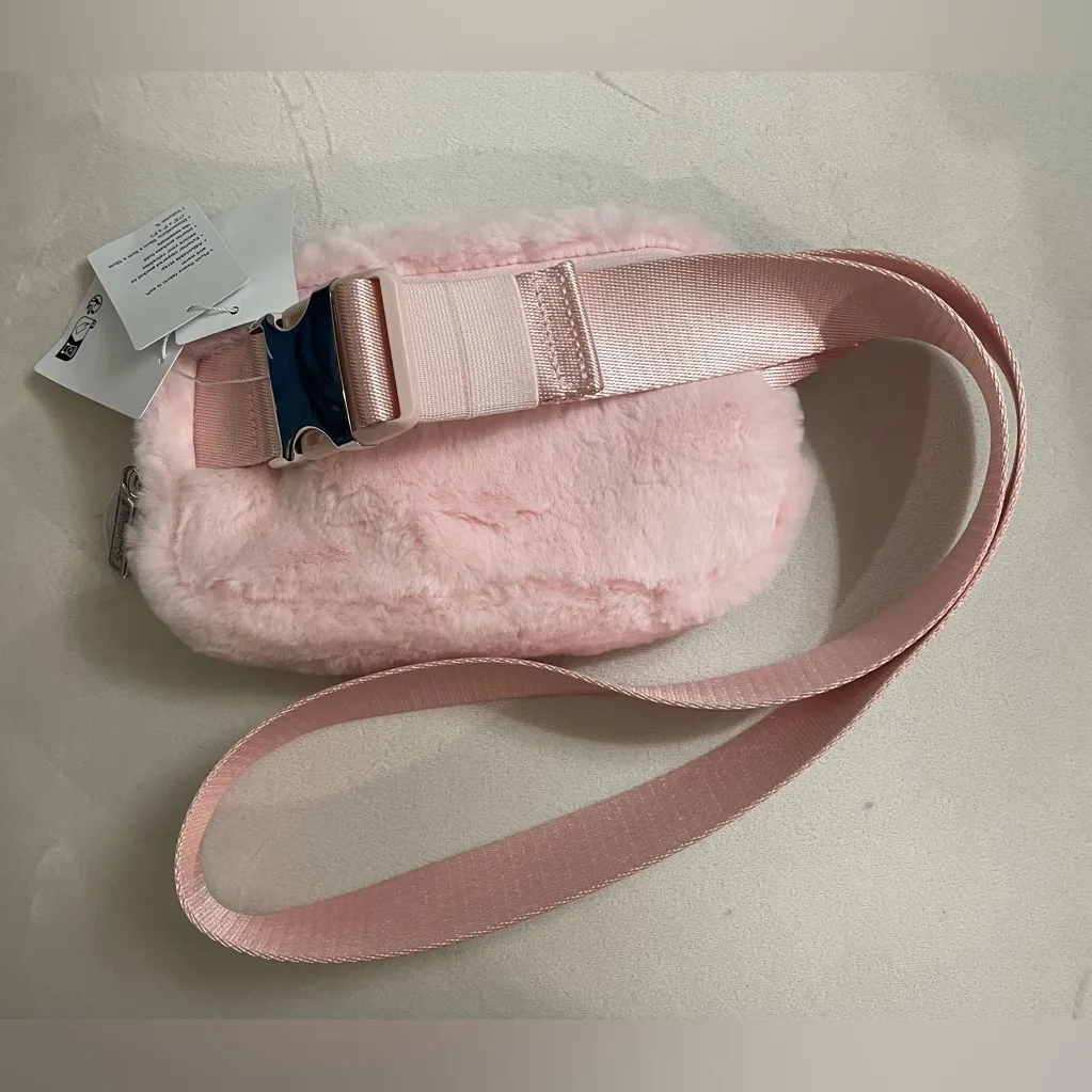 Lululemon NWT Everywhere Belt Bag Plush Fleece Strawberry Milkshake Pink 1L - Image 9