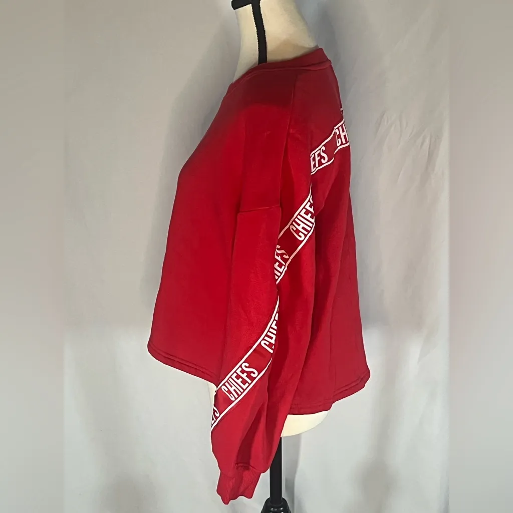 Wear By Erin Andrews Long Sleeve Cropped Crewneck Kansas City Chiefs Sweatshirt Red Size M - Image 3