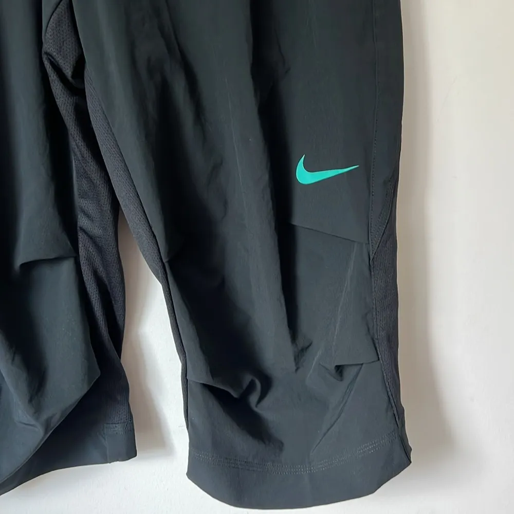 Nike Black Women’s NikeFit Dry Crop Capri Pants with Teal Accents, size L 🕶️ - Image 3