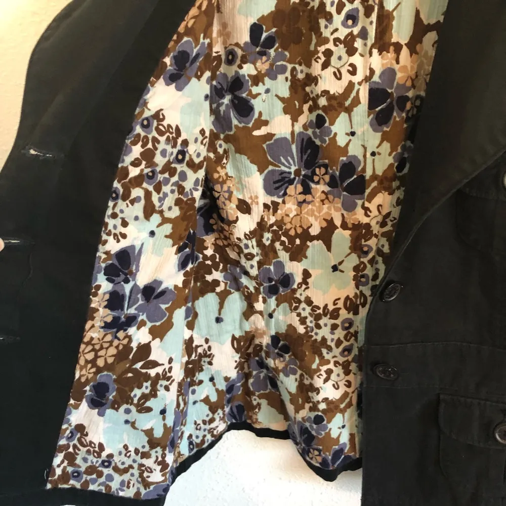 Split Black Button Down Jacket with 3/4 sleeves size M - Image 6