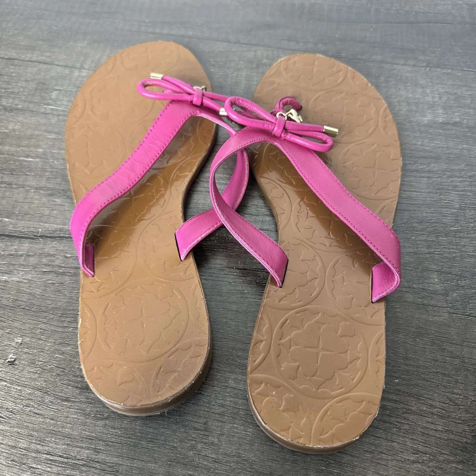 Women's Kate Spade Size 8M New York Charles Leather Thong Flip Flop Sandal Charm - Image 3