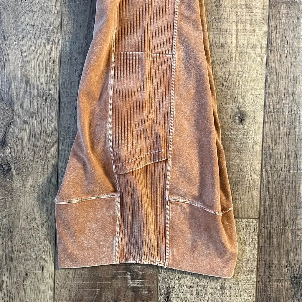 Love Tree  Soft Orange Leggings with Side Pockets Size Medium - NWT - Image 7