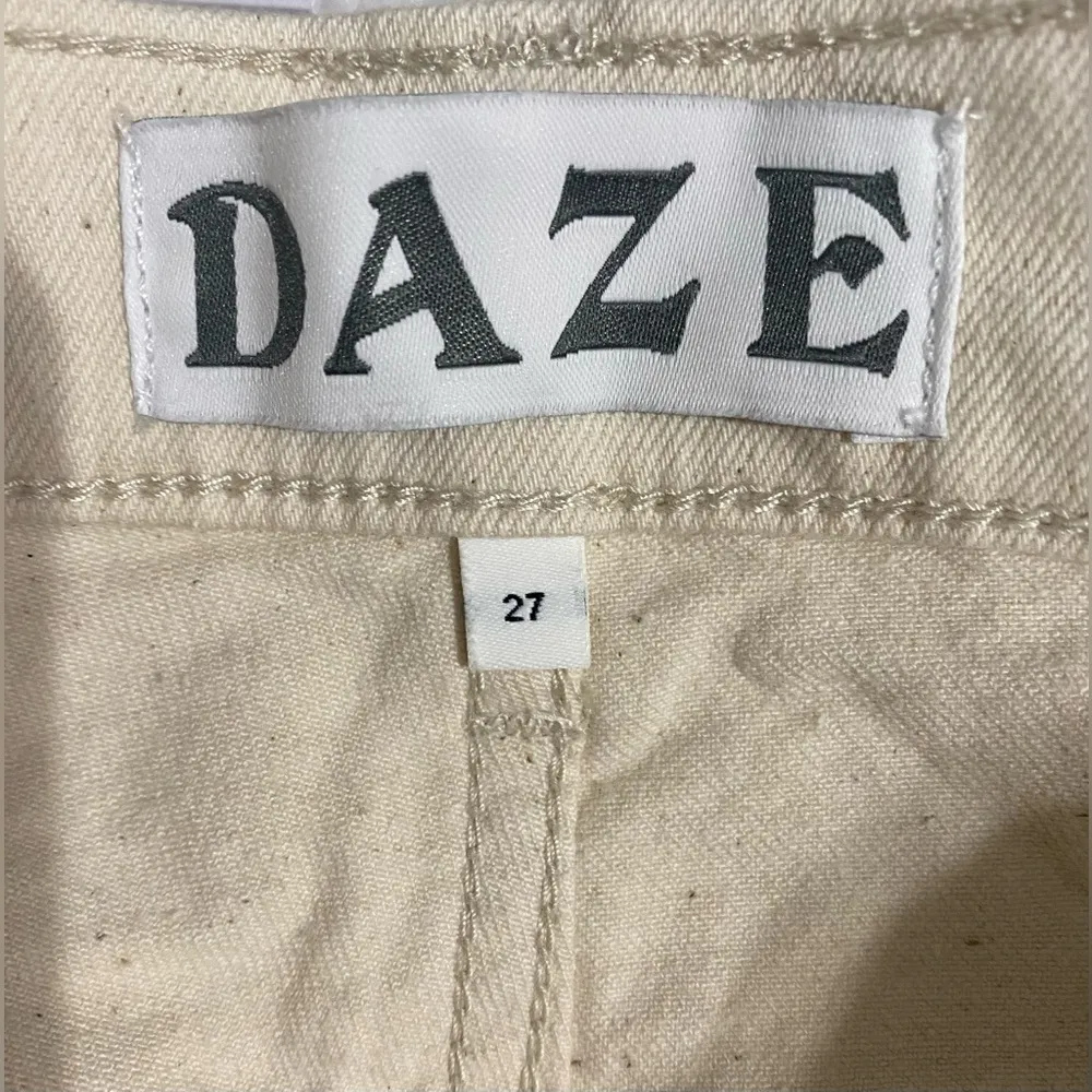 NWT DAZE STRAIGHT UP IN RAW CUT Jeans Color Bone/Cream/Neutral Size 27 Tan - Image 6