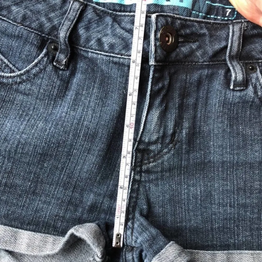 Roxy Dark Wash Denim Jean Shorts Rolled Hem Size 7 - Image 8