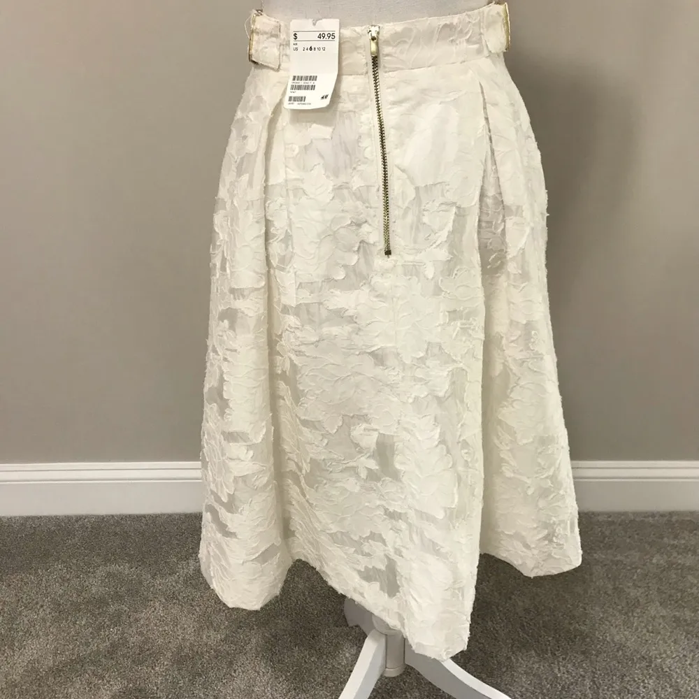 NWT H&M creamy white floral appliqué pleated skirt - Image 4