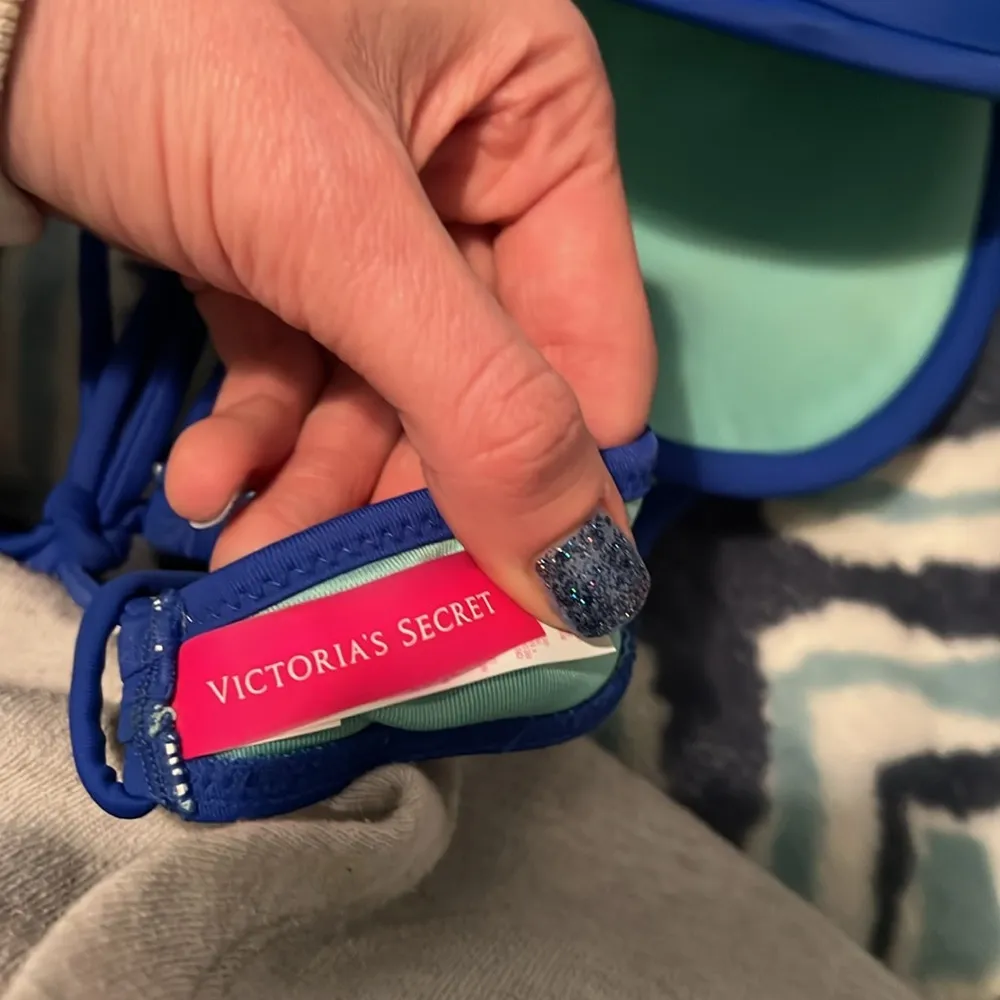 Victoria’s Secret Bright Royal Blue Bikini Top with Criss Cross Back 34C Size undefined - Image 4