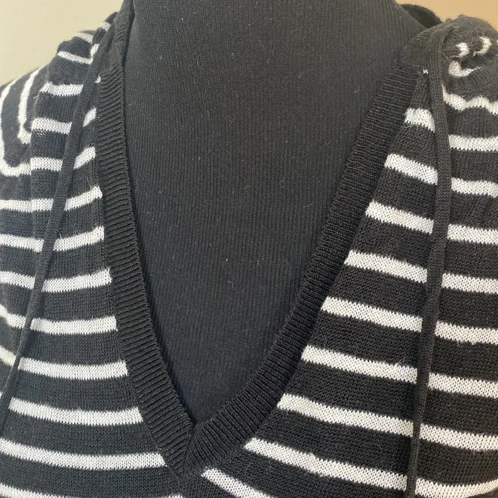 Striped linen hoodie - Image 2