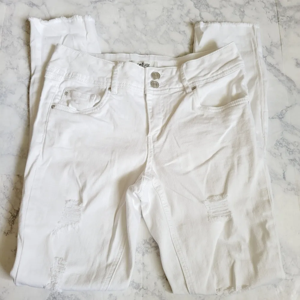 Refuge white distressed cropped jeans size 4 - Image 4