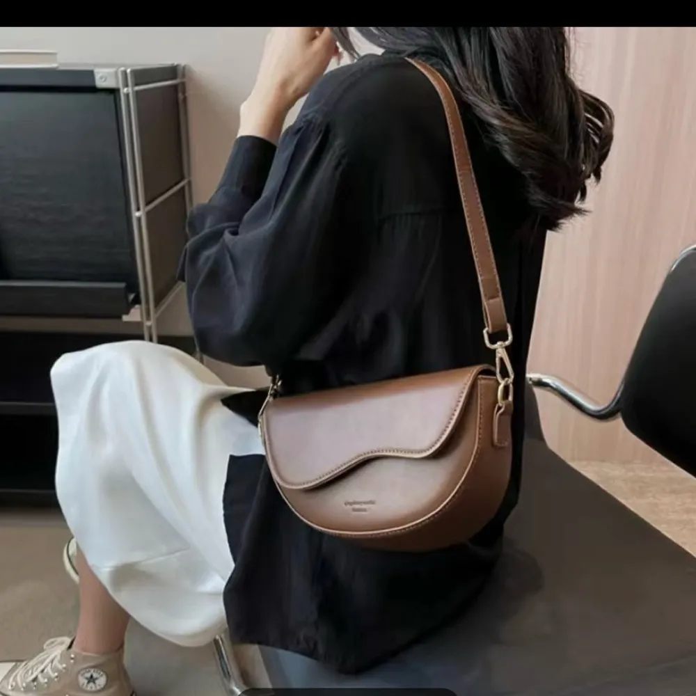 Unisex Brown Saddle Bag / camera bag with Wide Strap crossbody - Image 7
