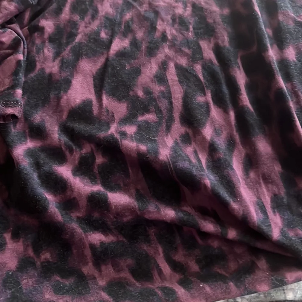 Women’s Shirt Large Purple Leopard Abstract Tier Flutter Sleeve Stretch Lightwt - Image 2