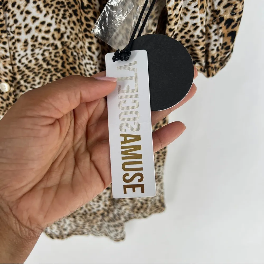 Amuse Society Feline Leopard Print Woven Top Button Front Collared V Neck Size L - Image 9
